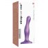 Strap-on-me Curvy S - bølget, sugende dildo (lilla)